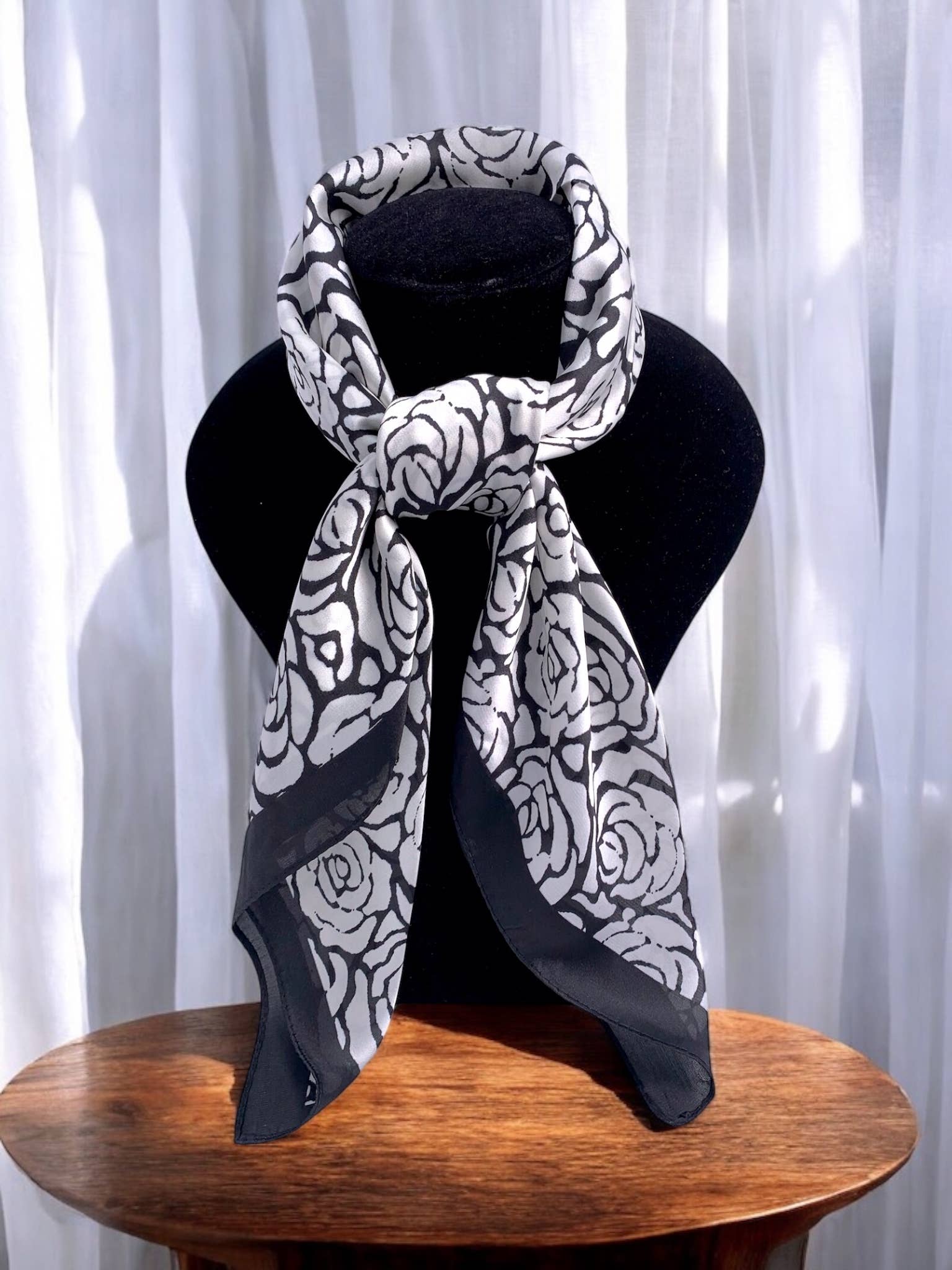 Mønstret tørklæde 68x68cm i 100% POLYESTER