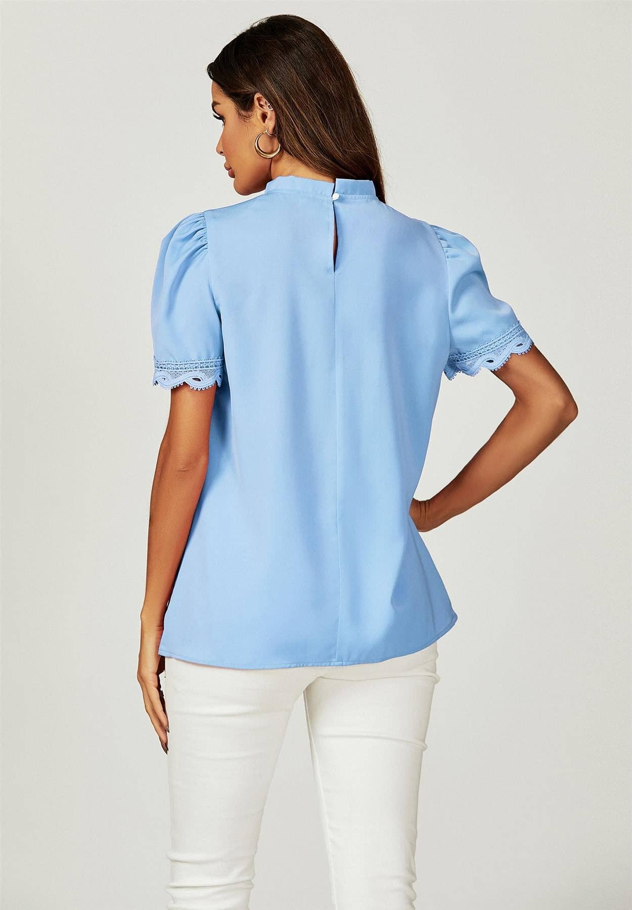 FS Collection (Germany) - Bluse med blondekant, korte ærmer og høj hals i lyseblå: Lyseblå / M