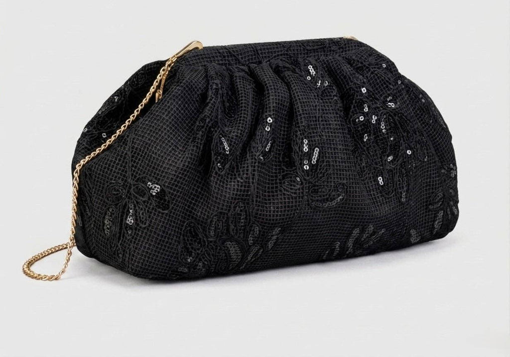 Chloé Millaut - Håndholdt sort clutch i stof prydet med blomsterprint og palietter