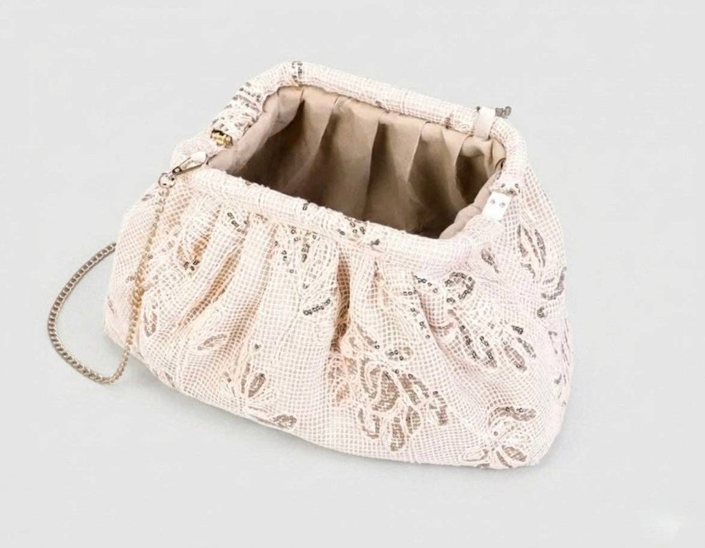 Chloé Millaut - Håndholdt sort clutch i stof prydet med blomsterprint og palietter