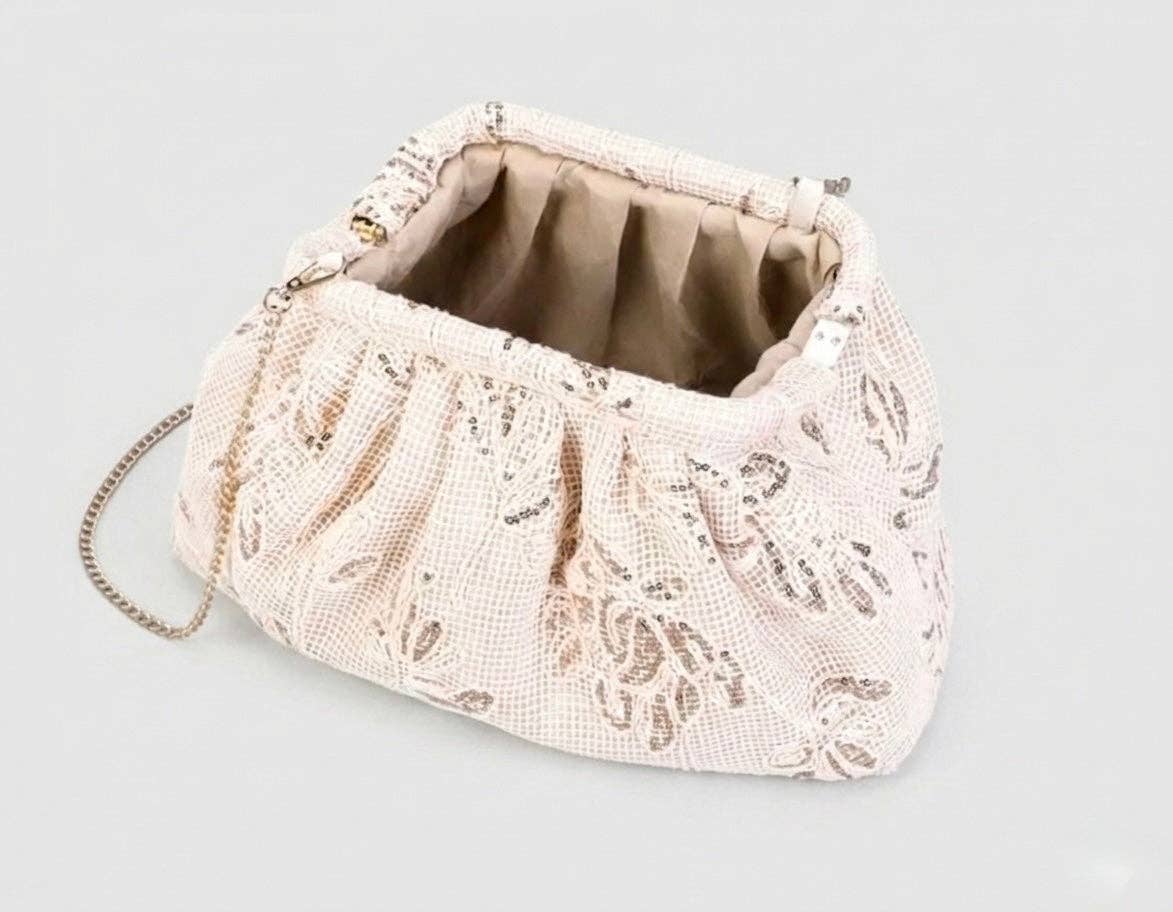 Chloé Millaut - Håndholdt sort clutch i stof prydet med blomsterprint og palietter