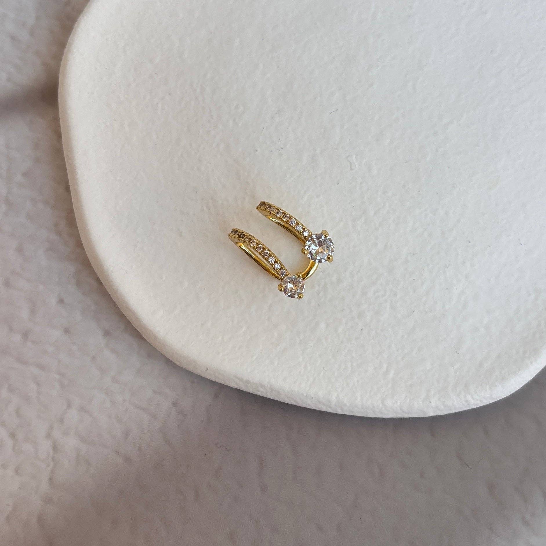 Sparkling Hug -Øre manchet med zirkon belagt med guld