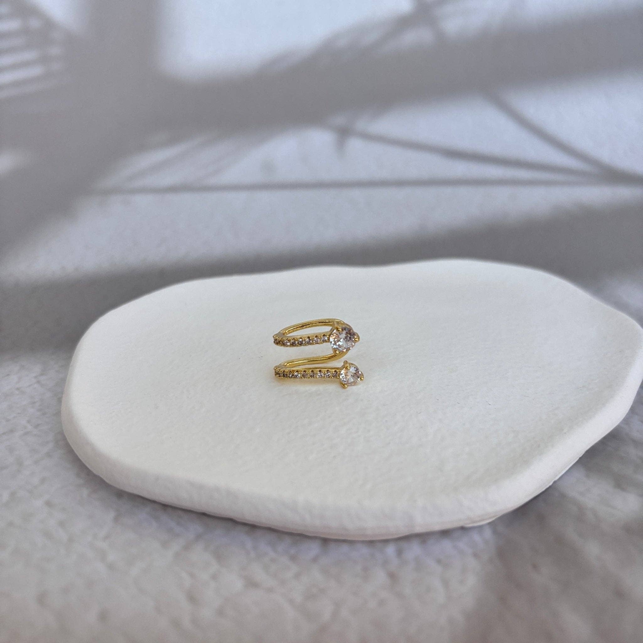 Sparkling Hug -Øre manchet med zirkon belagt med guld